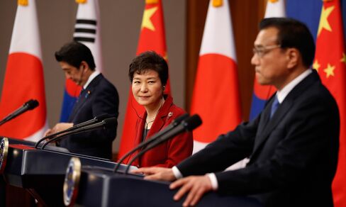 Chinese Premier Li Keqiang (R) speaks as South Korean President Park Geun-hye (C) looks on during a joint news conference at the presidential Blue House on Nov. 1, in Seoul, South Korea.