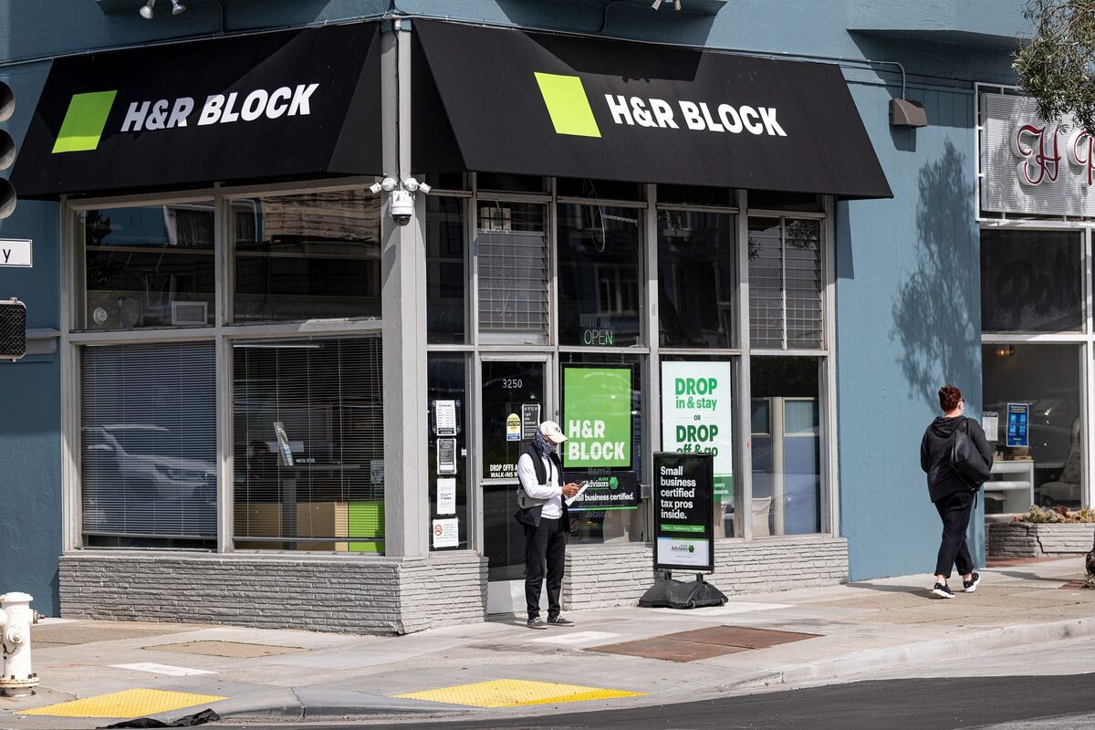 Lower Earners Desperate For Tax Refunds Says H R Block Chief Bloomberg   1200x800 