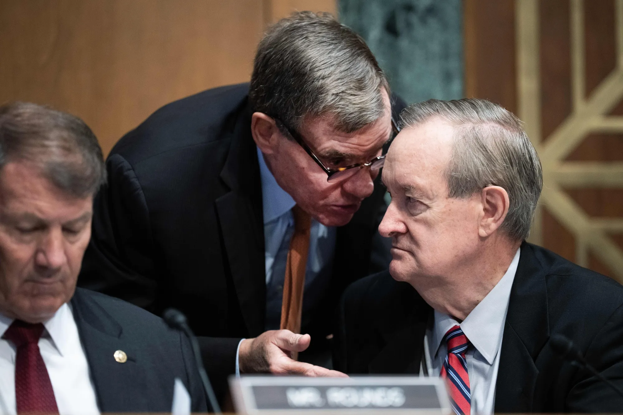 Senate Banking Committee members&nbsp;Mike Crapo, right, and Democrat&nbsp;Mark Warner&nbsp;of Virginia, center.&nbsp;