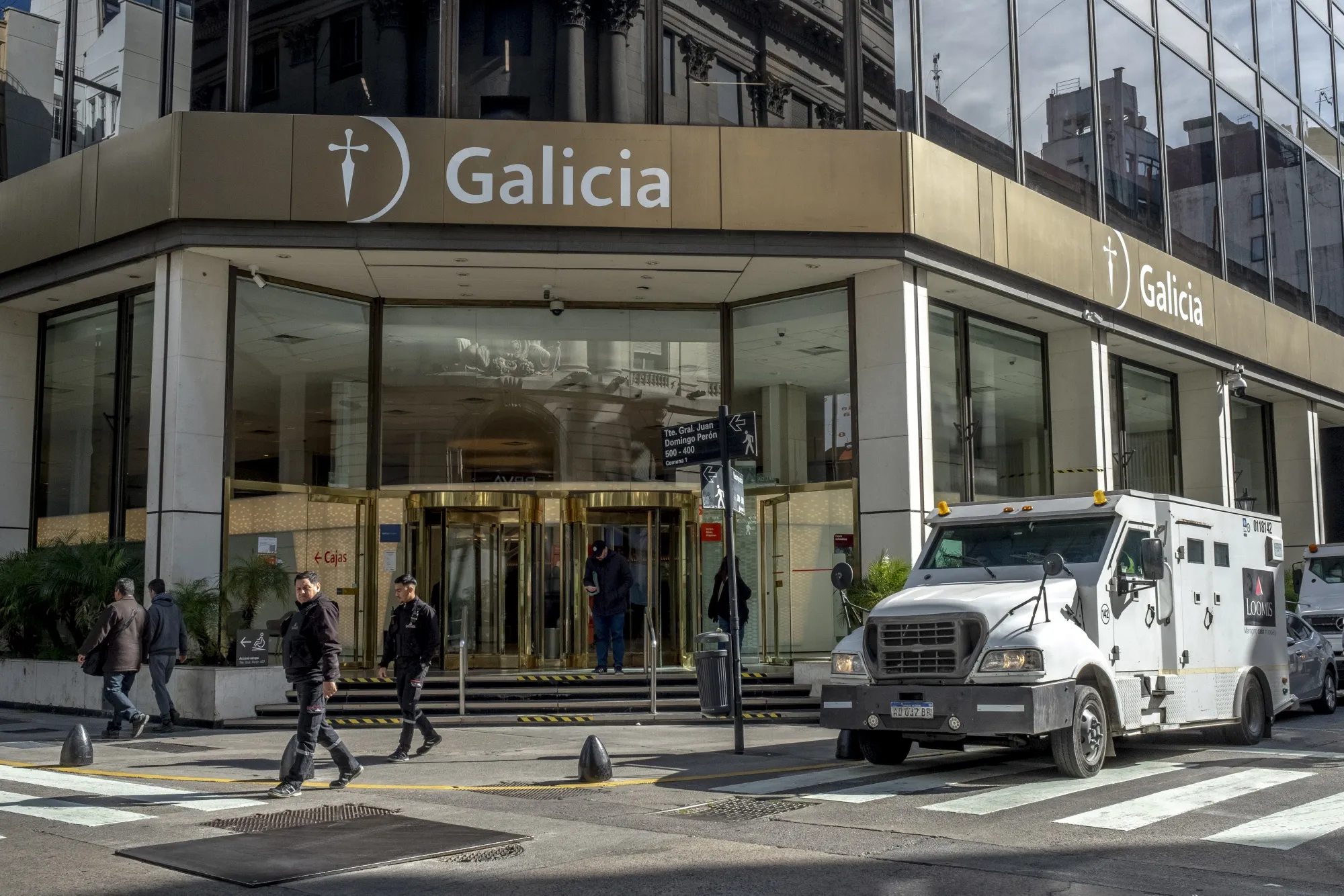 Savers in Argentina have been pulling increasing amounts of dollars out of their accounts ahead of the presidential election. 