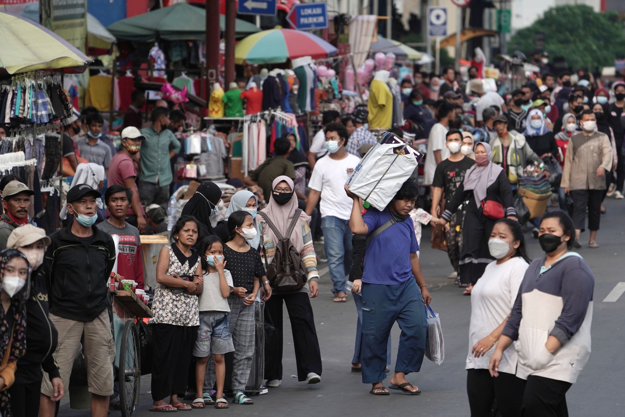 Indonesia GDP Growth Slows As Delta Outbreak Disrupts Recovery - Bloomberg