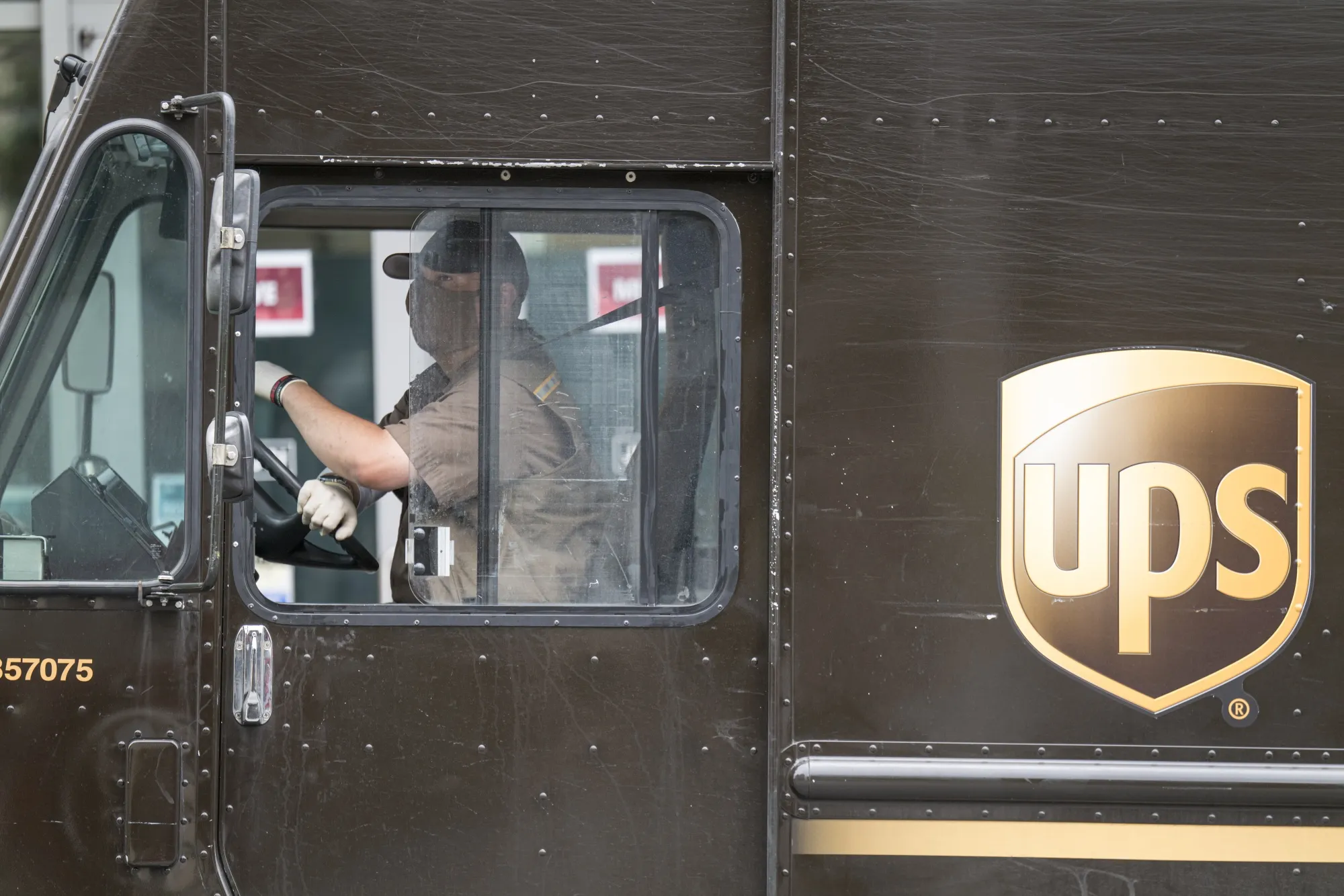 Coronavirus: Online Sales Surge Is Bad News for UPS, FedEx Profit ...