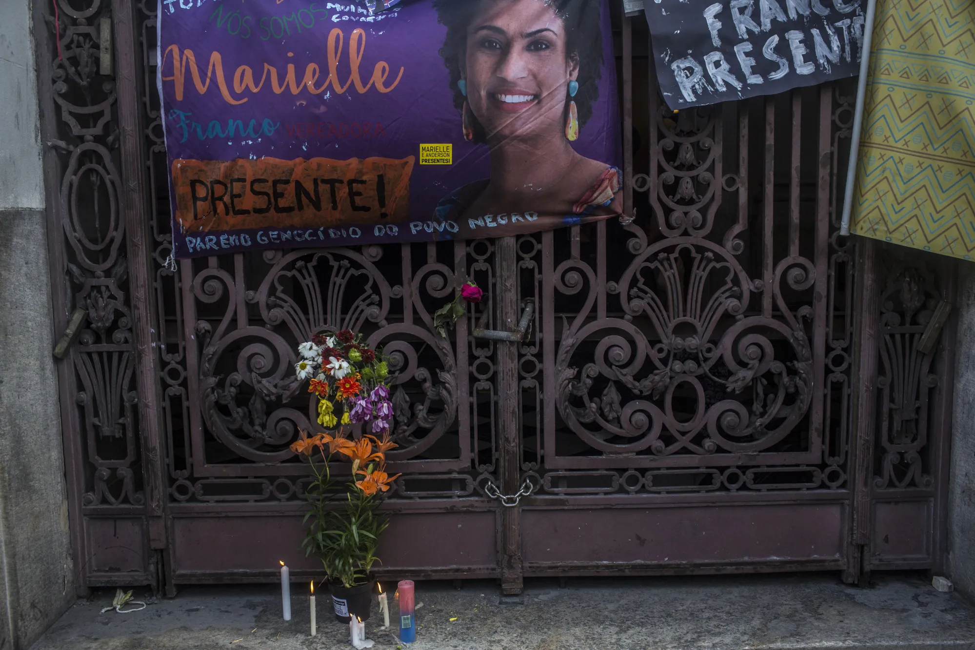 Candles and flowers sit on the pavement, the day after the murder of councilwoman Marielle Franco, in Rio de Janeiro on March 15, 2018. 