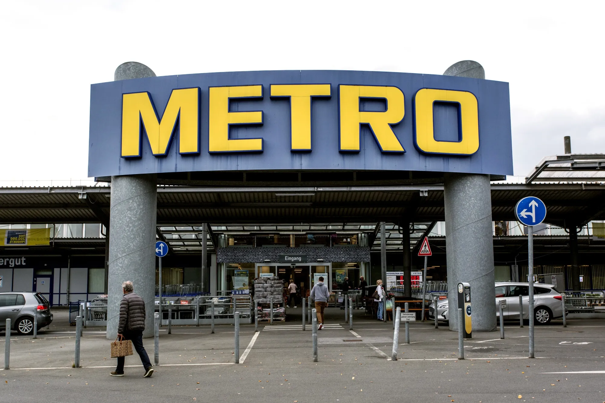 Customers enter a Metro AG wholesale goods store in Duesseldorf.&nbsp;