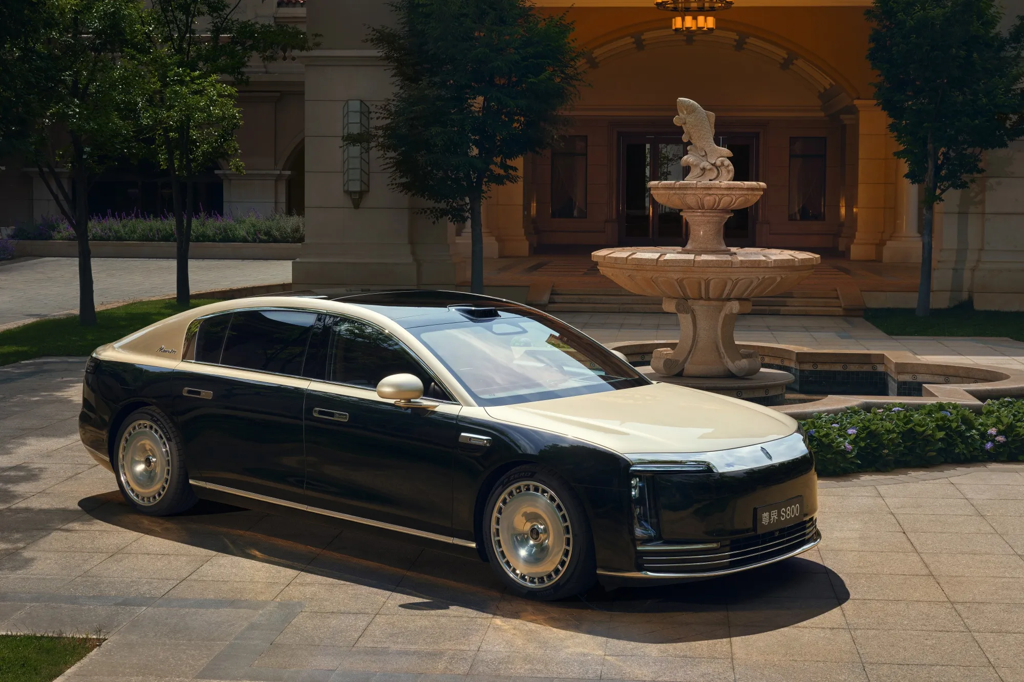 The Maextro S800 luxury sedan is produced by Huawei and JAC Group.