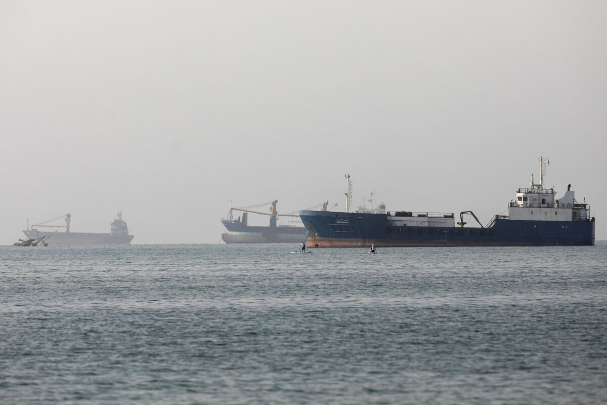 Merchant Ships Desert Strait of Hormuz Amid Renewed US Strikes