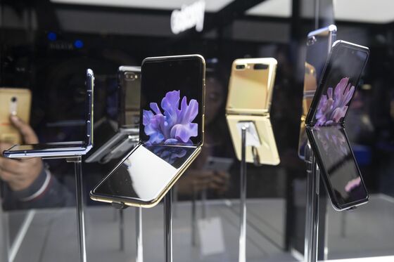 Review: Can Samsung’s New Z Flip Convert iPhone Fans?