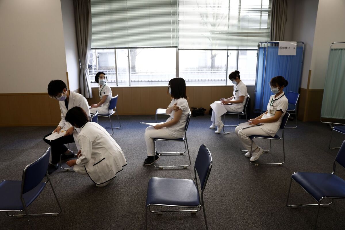 高齢者へのワクチン接種始まる 欧米に出遅れ経済回復へ影響も Bloomberg