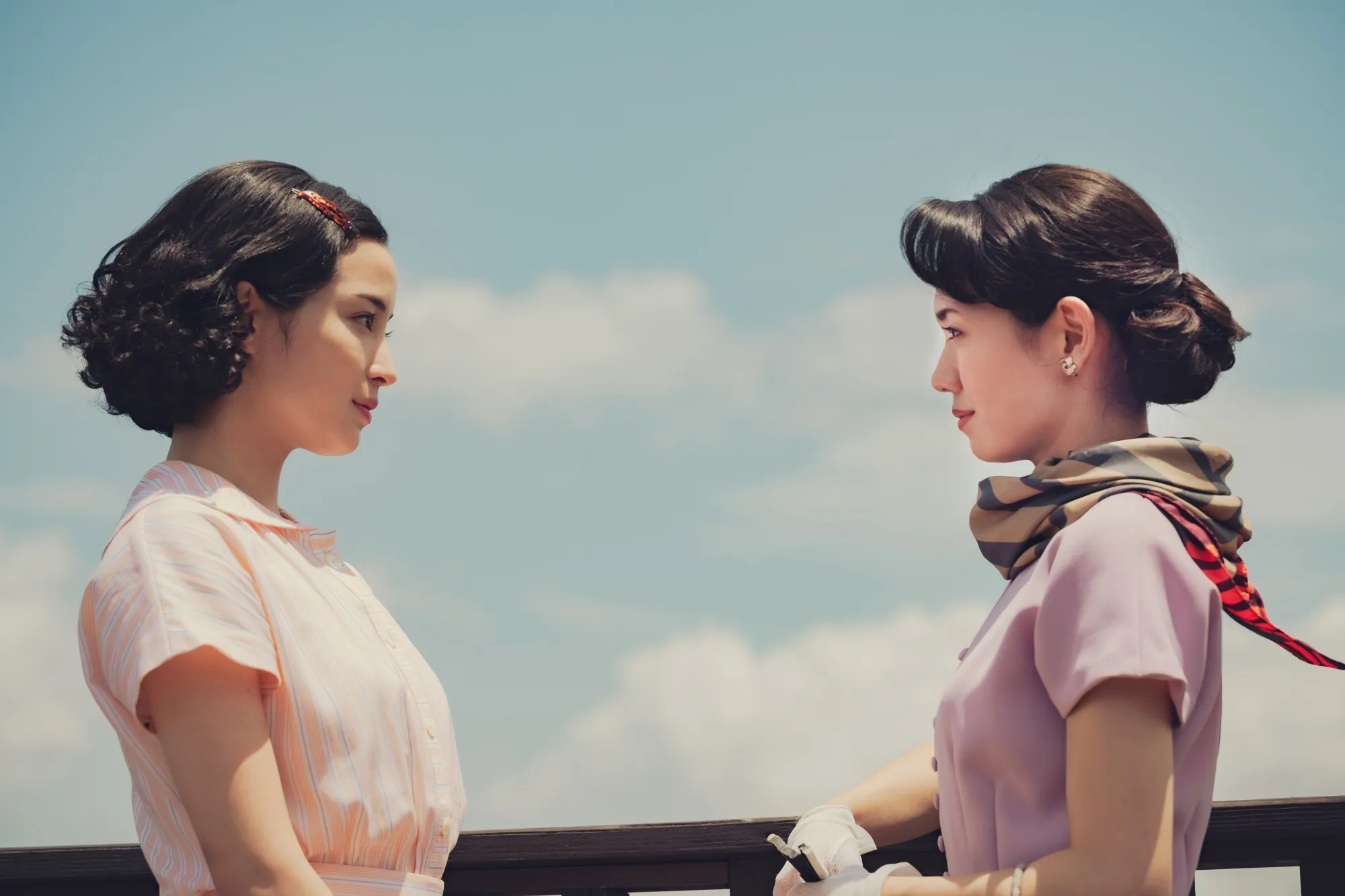 A still from A Pale View of Hills featuring Suzu Hirose (left) and Fumi Nikaido.