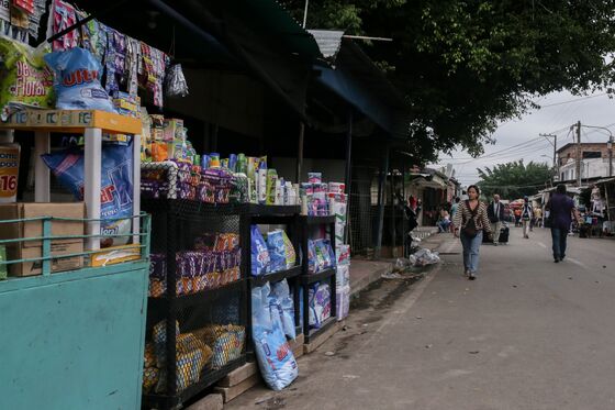 Pocketing 1,000% Markup, Venezuelans Smuggle Out Precious Food