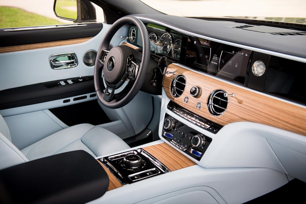21 Rolls Royce Ghost Review A Toned Down 332 500 Sedan Bloomberg