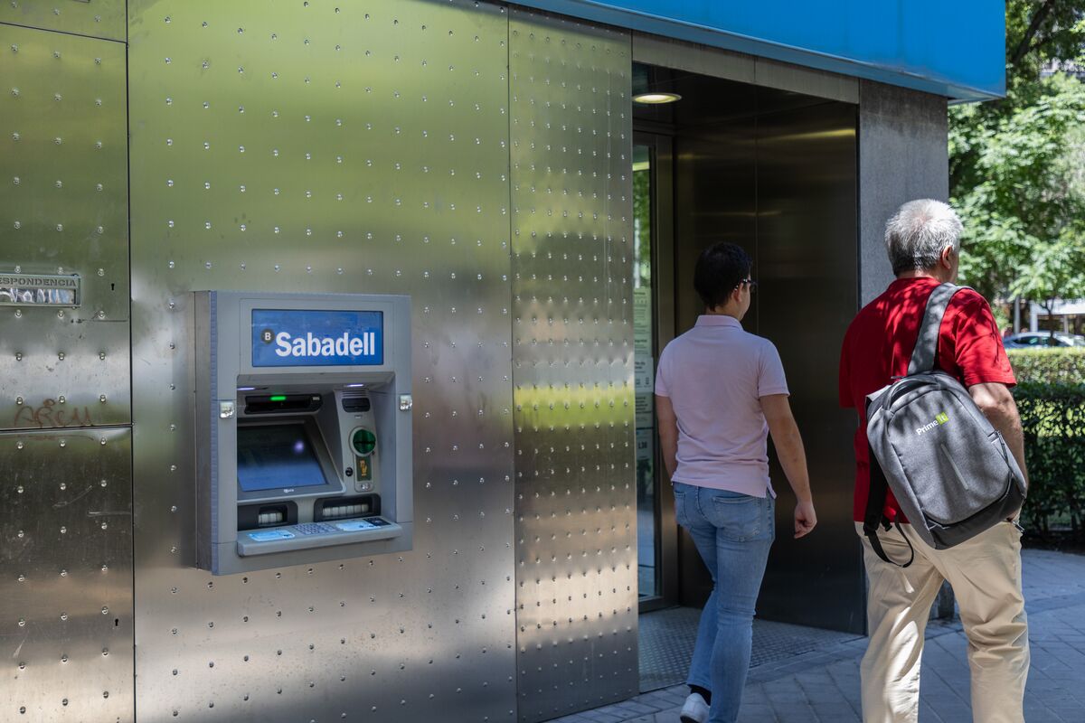 BBVA May Lower Sabadell Minimum Acceptance Level, Filing Shows
