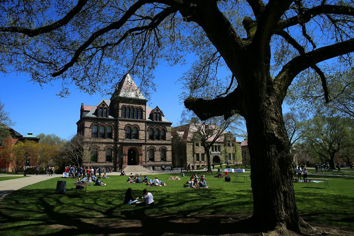 🚨 ⚫️BREAKING: La Brown University ottiene un prestito di 500 milioni di dollari per affrontare crisi finanziaria.