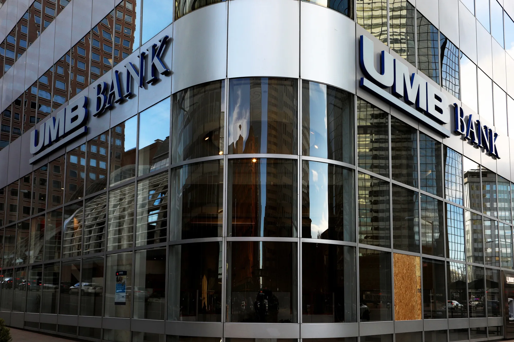 UMB Financial (UMBF) to Buy Rival Bank Heartland (HTLF) for About $2  Billion - Bloomberg