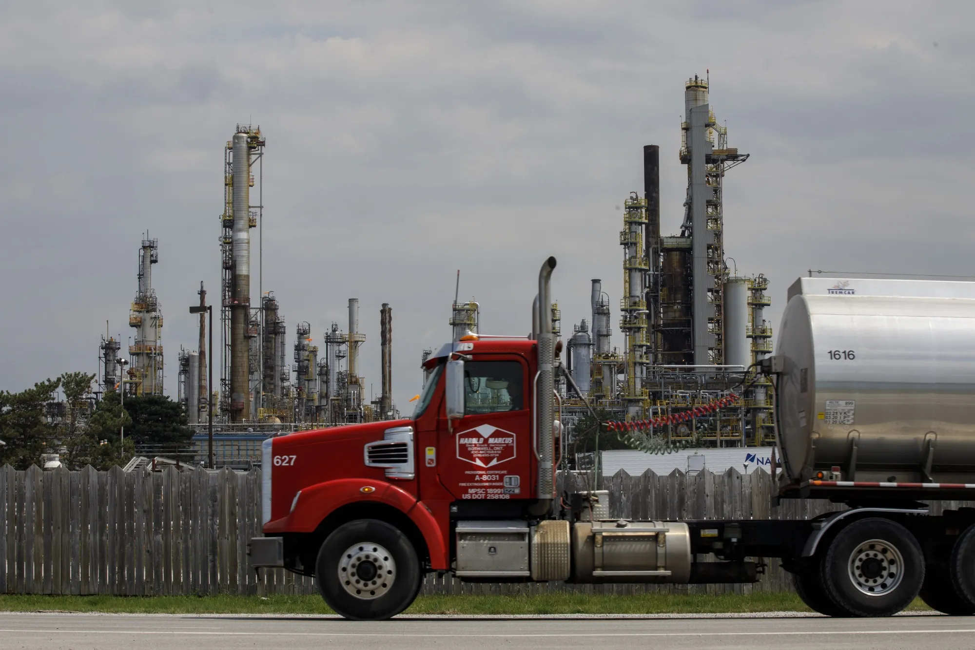 A&nbsp;refinery near the Enbridge Line 5 pipeline in Sarnia, Ontario, Canada.