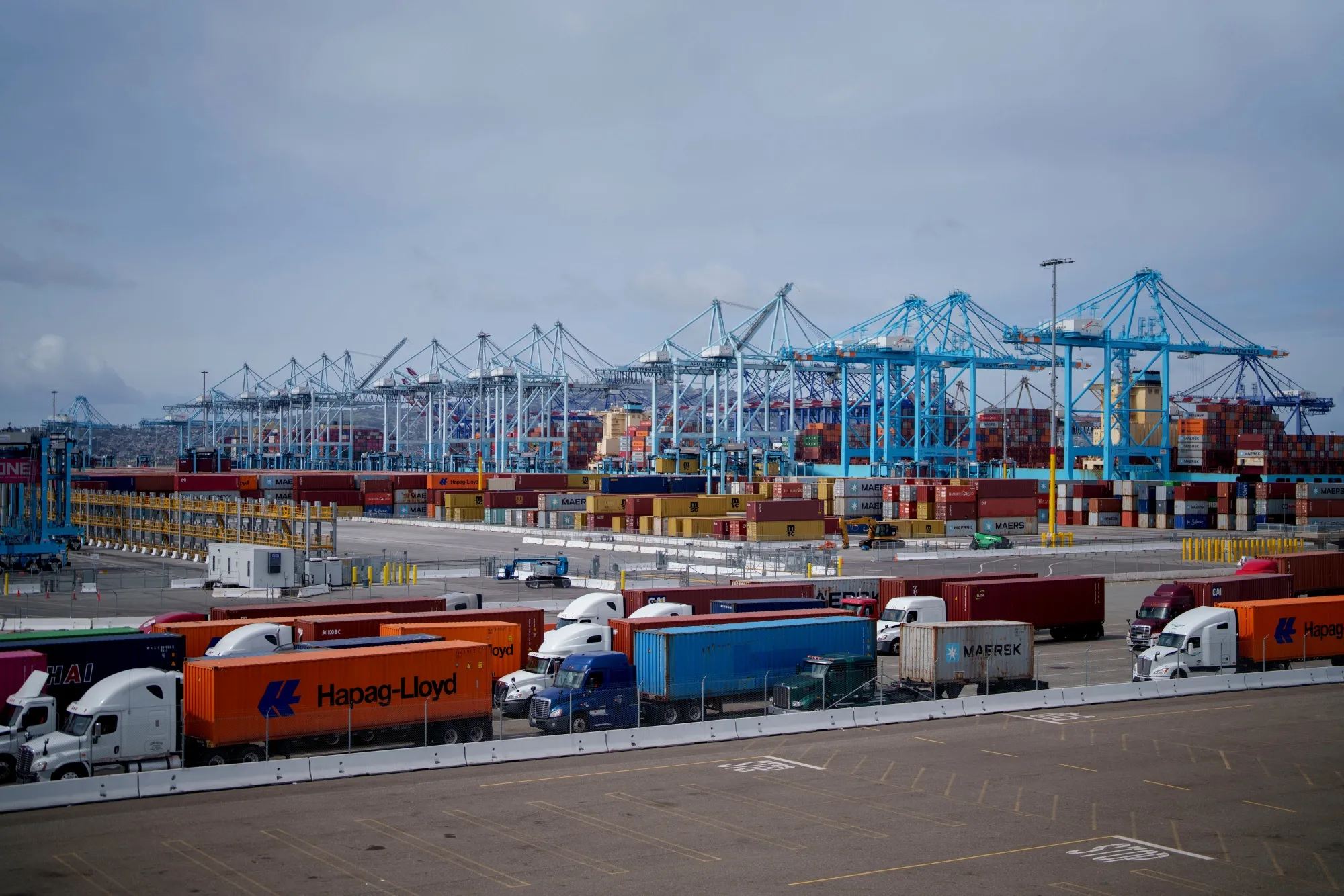 Xe tải chở container tại cảng Los Angeles.