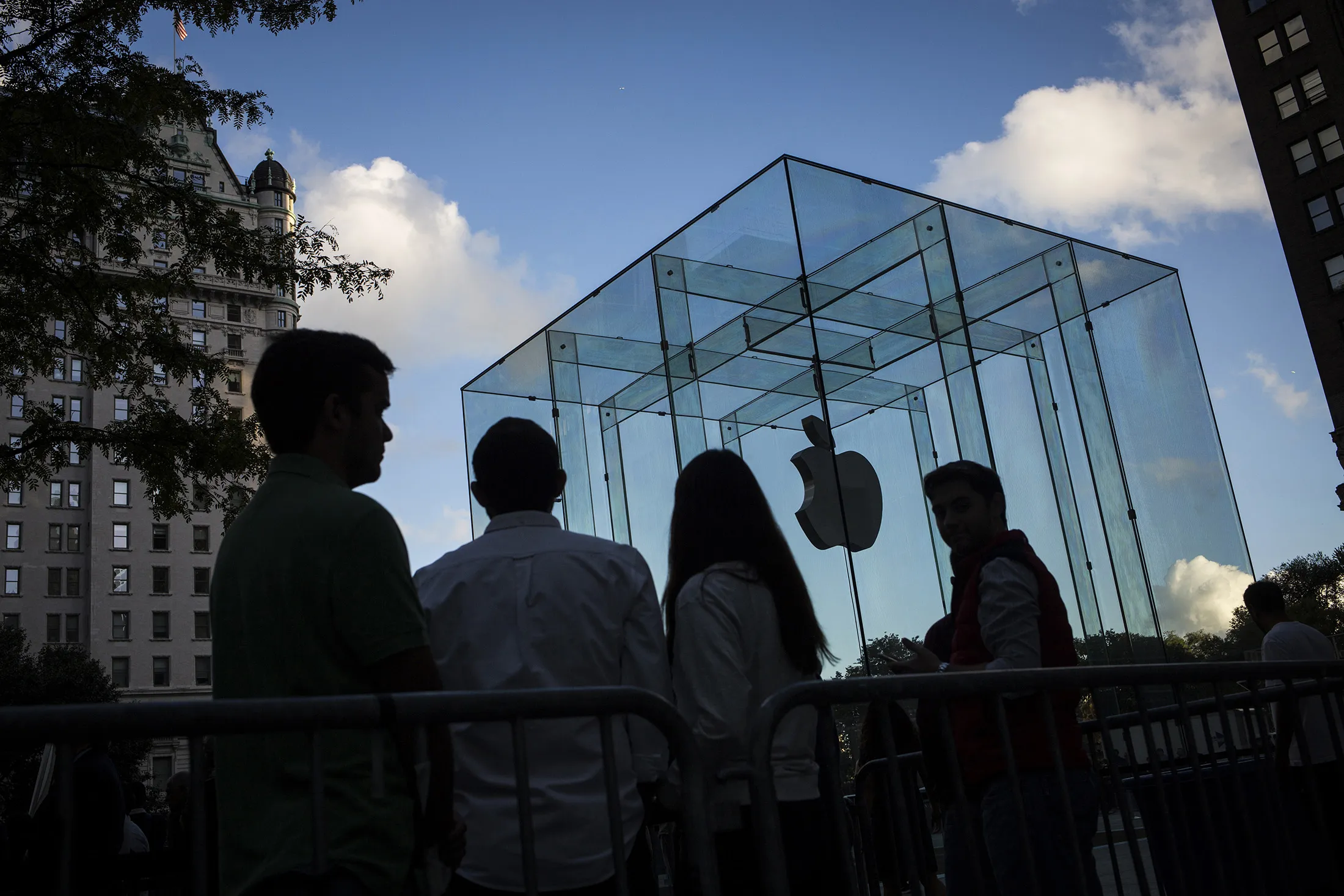 Customers wait in line for the iPhone 7 smartphone outside an Apple Inc. store in New York, U.S., on Friday, Sept. 16, 2016. Apple Inc. unveiled new iPhones without headphone jacks last week, embracing a wireless future and a potential new source of accessory sales.
