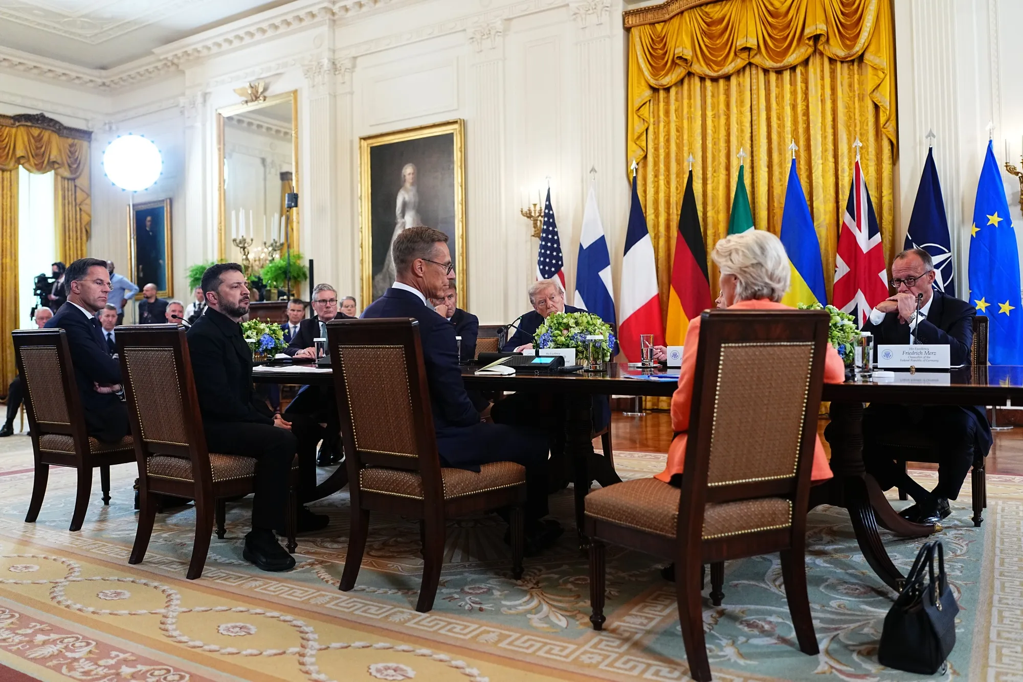 Donald Trump em encontro com líderes europeus.