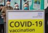 Les visiteurs font la queue pour recevoir les vaccins Covid-19 à Folkestone, Royaume-Uni