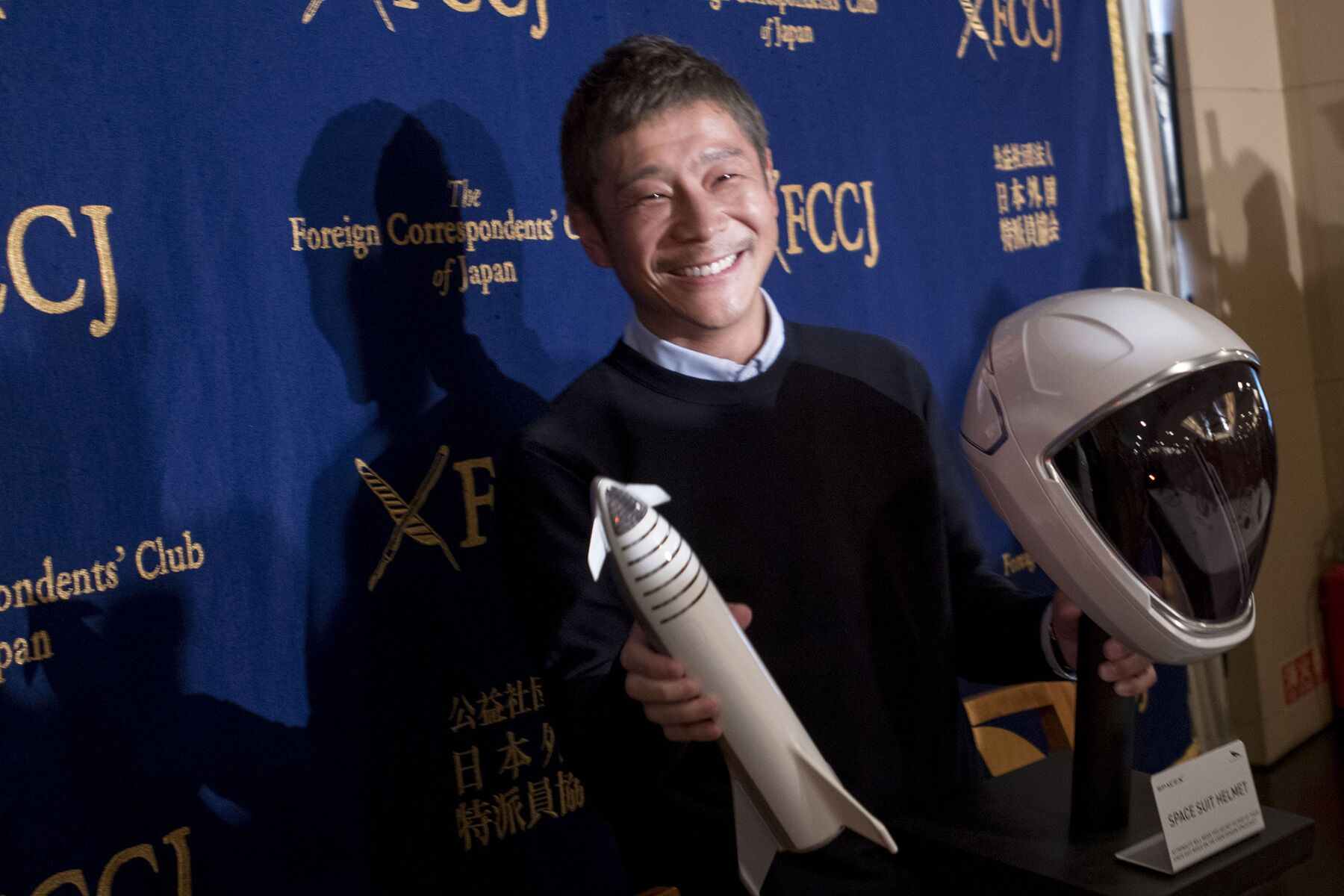 Musk's SpaceX Moon Mission Rich Man Offers Free Ride to Space Bloomberg