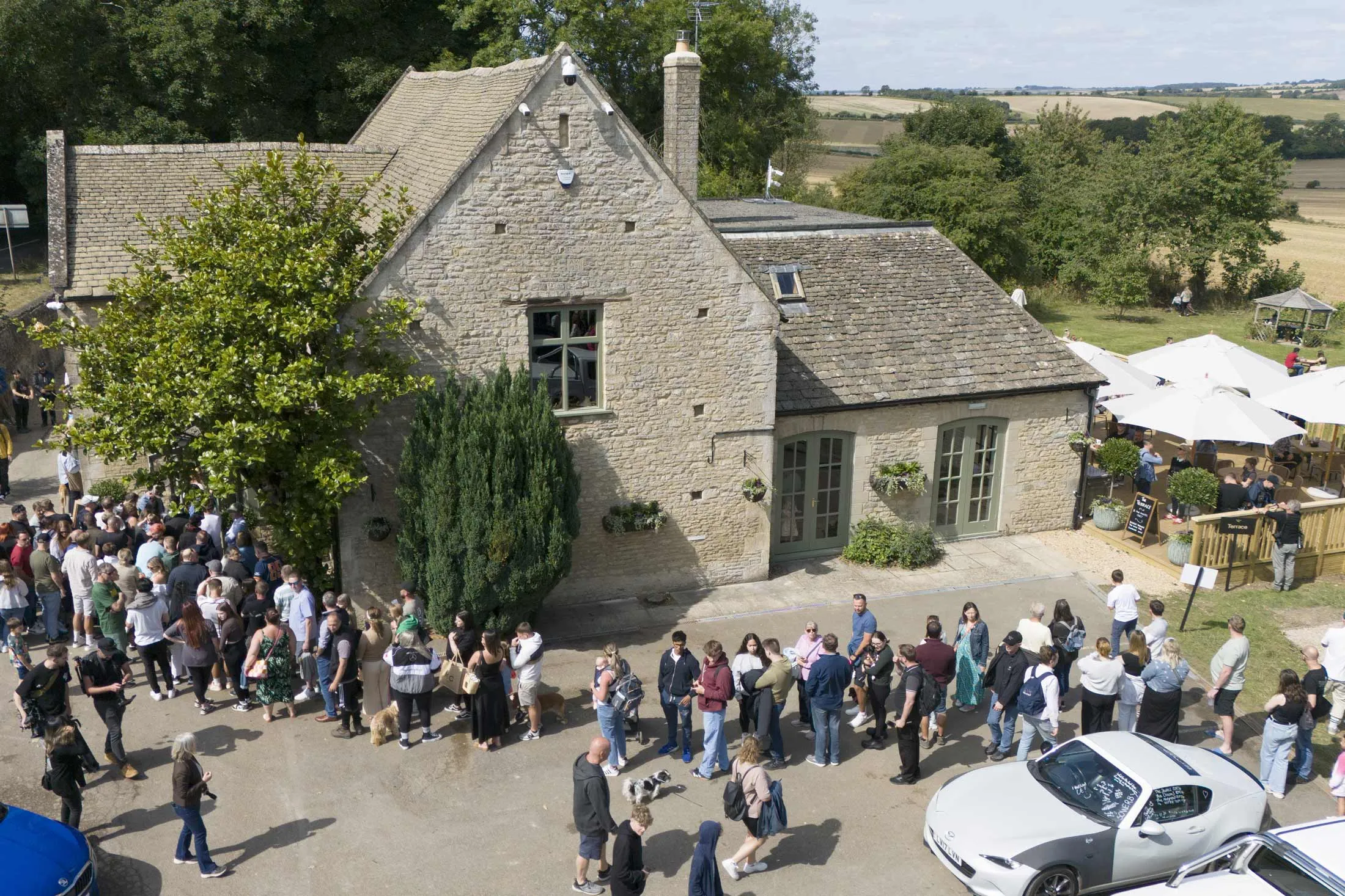 Jeremy Clarkson's New Farmer's Dog Pub: Inside the Cotswolds Hot ...