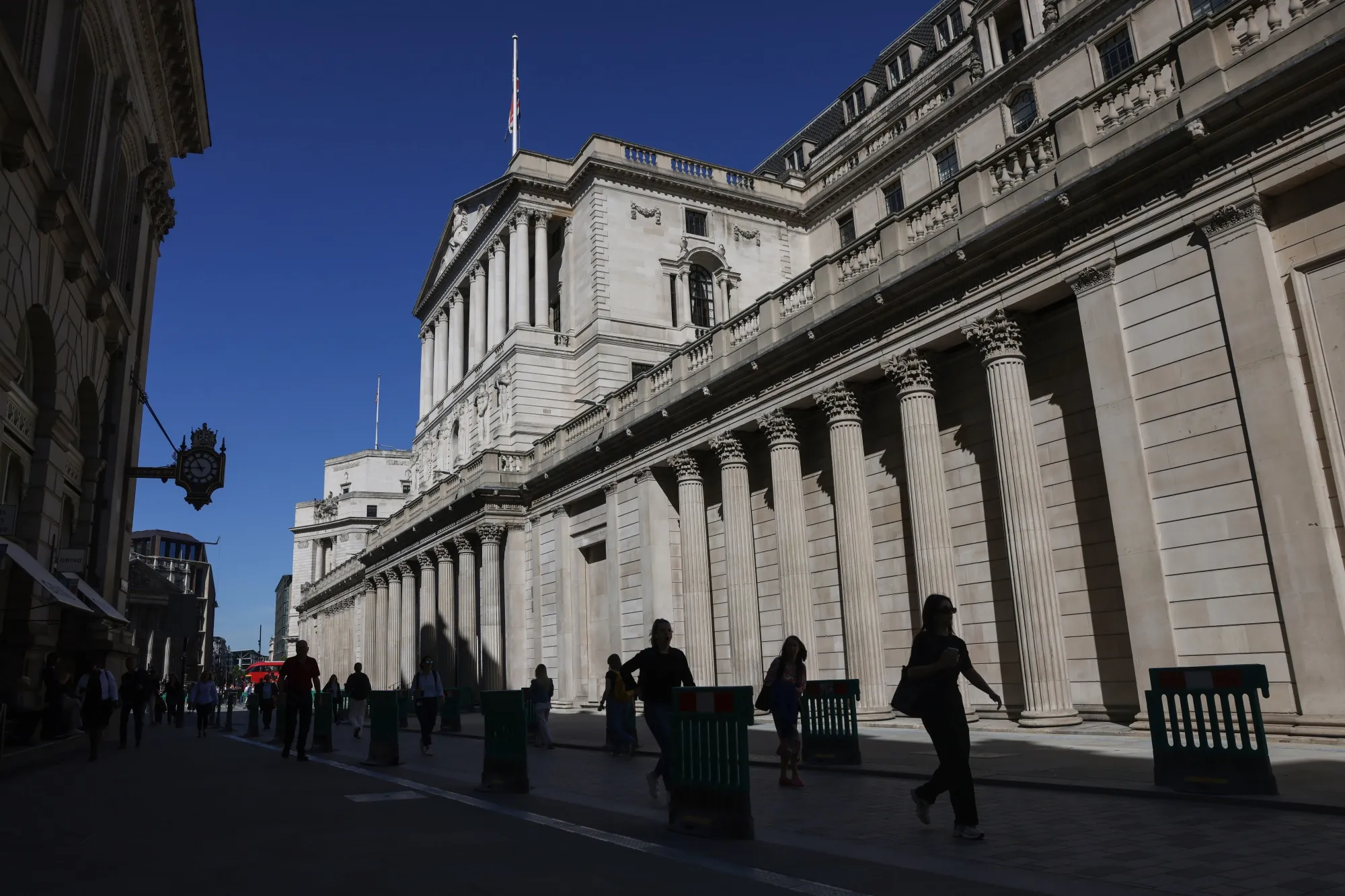 Popular Bond Market Reading on UK Economy Flips Back to Normal - Bloomberg