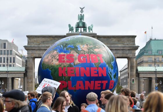 Merkel Seals $60 Billion Deal in New Attempt at Climate Targets