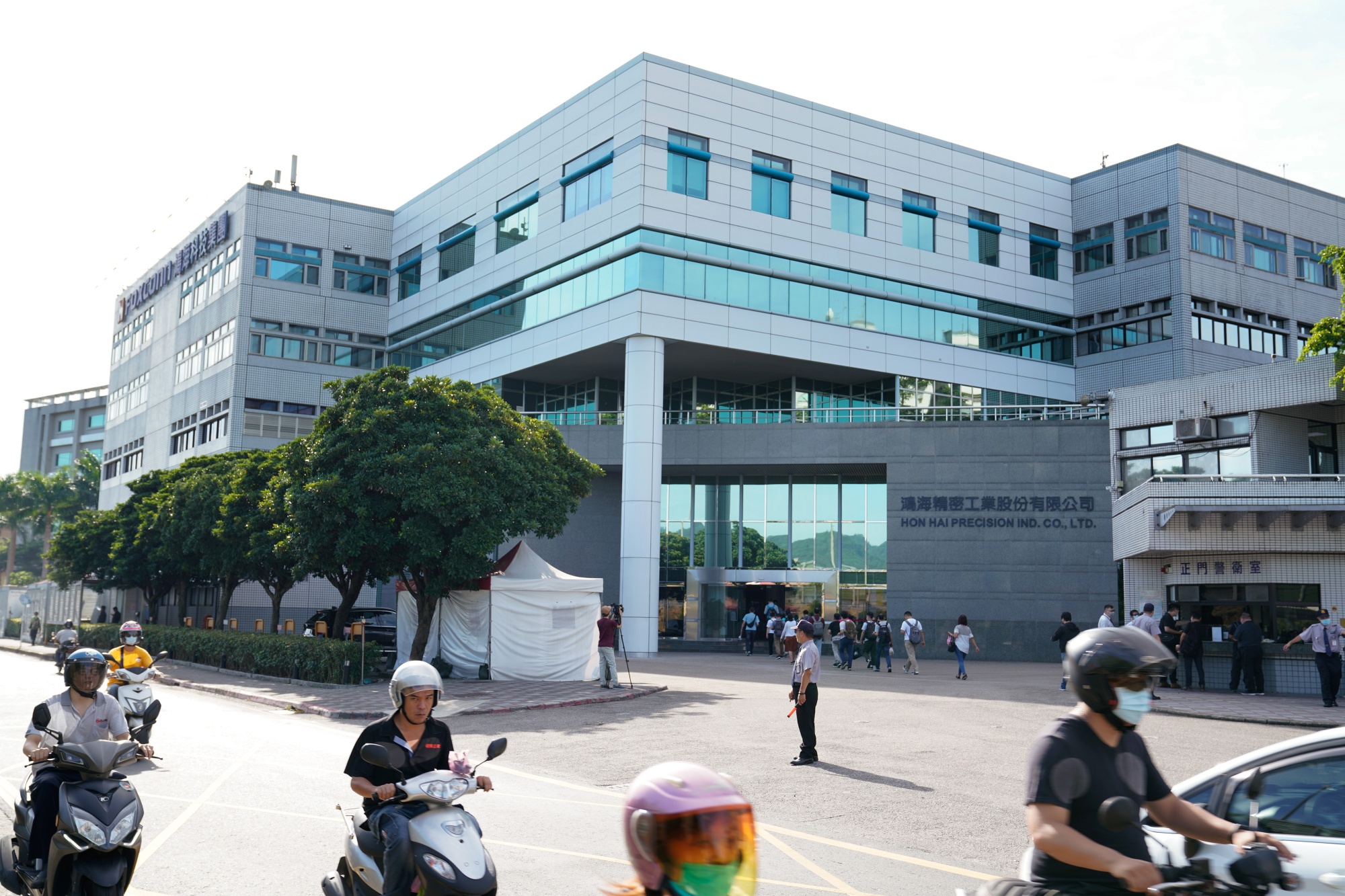 Les Gens Entrent Dans Le Siège De Hon Hai Precision Industry Co. À New Taipei City, Taiwan.