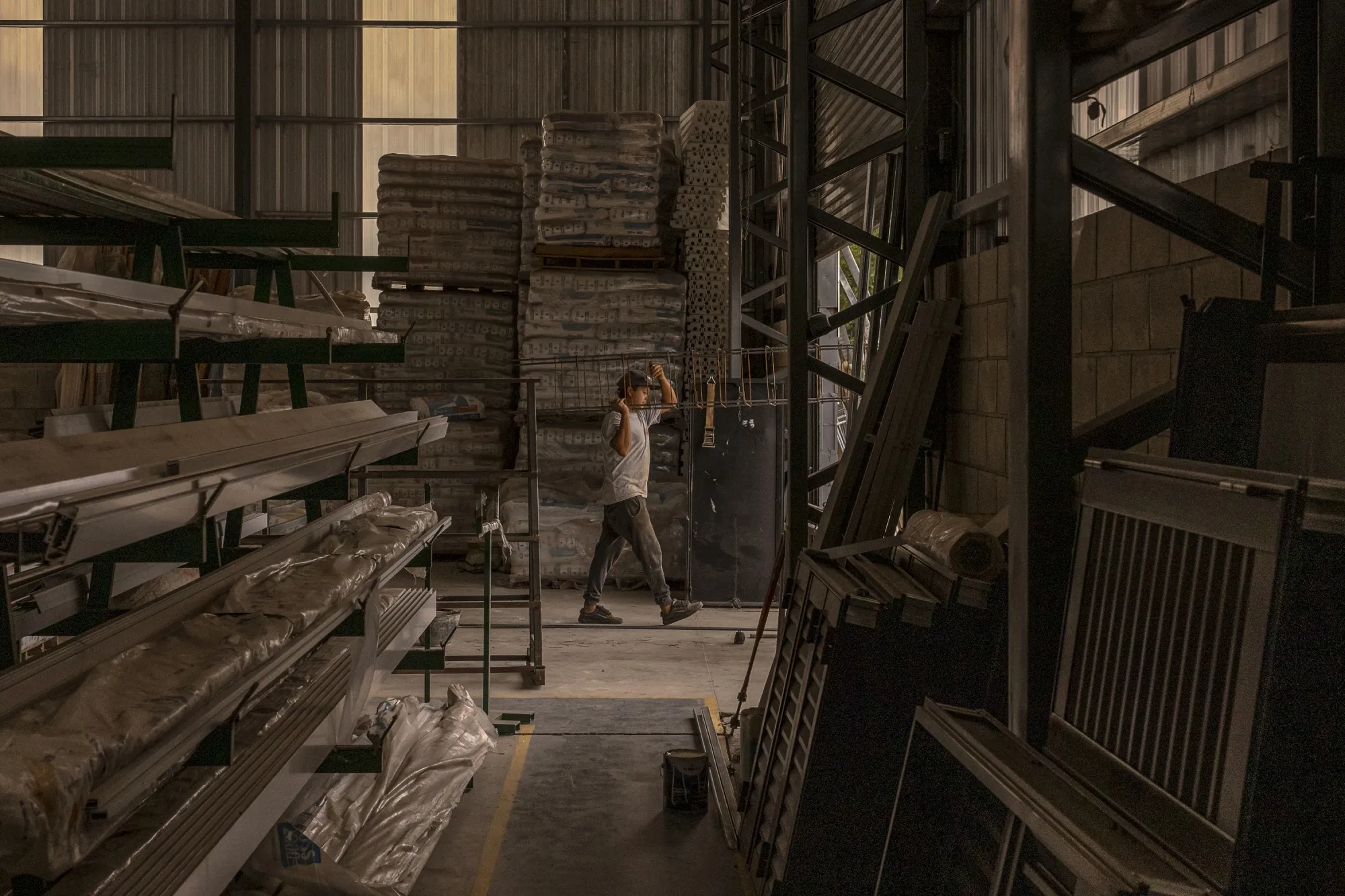 Un trabajador en&nbsp;la fábrica Elseg S.r.l. en Villa Constitución, Santa Fe, Argentina.