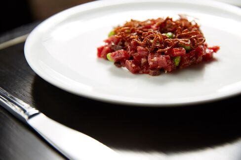 Lamb tartare, with green chickpeas and capers.