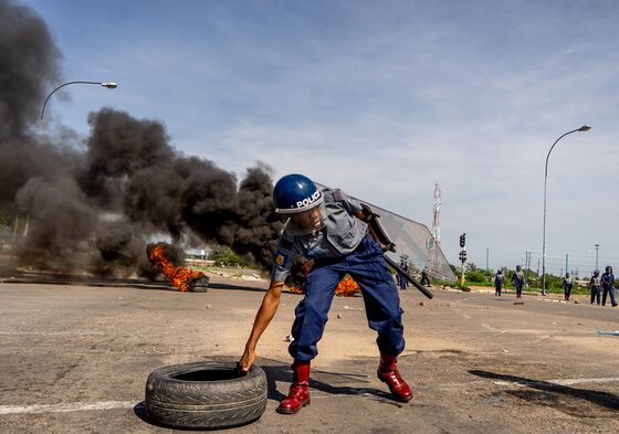 Zimbabweans Strike for Third Day as Crackdown Is Criticized