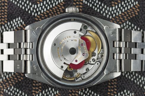 The movement in this Explorer has "hacking" seconds, meaning they stop when you pull out the crown.