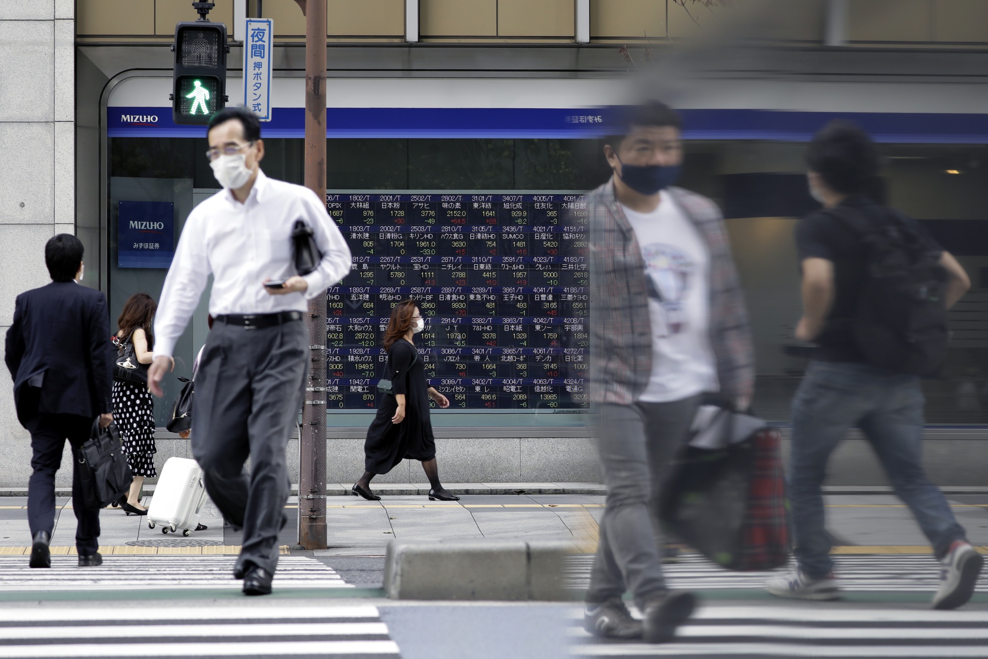 Japan Stocks Look to Cap Fourth Weekly Gain After Rate Decisions