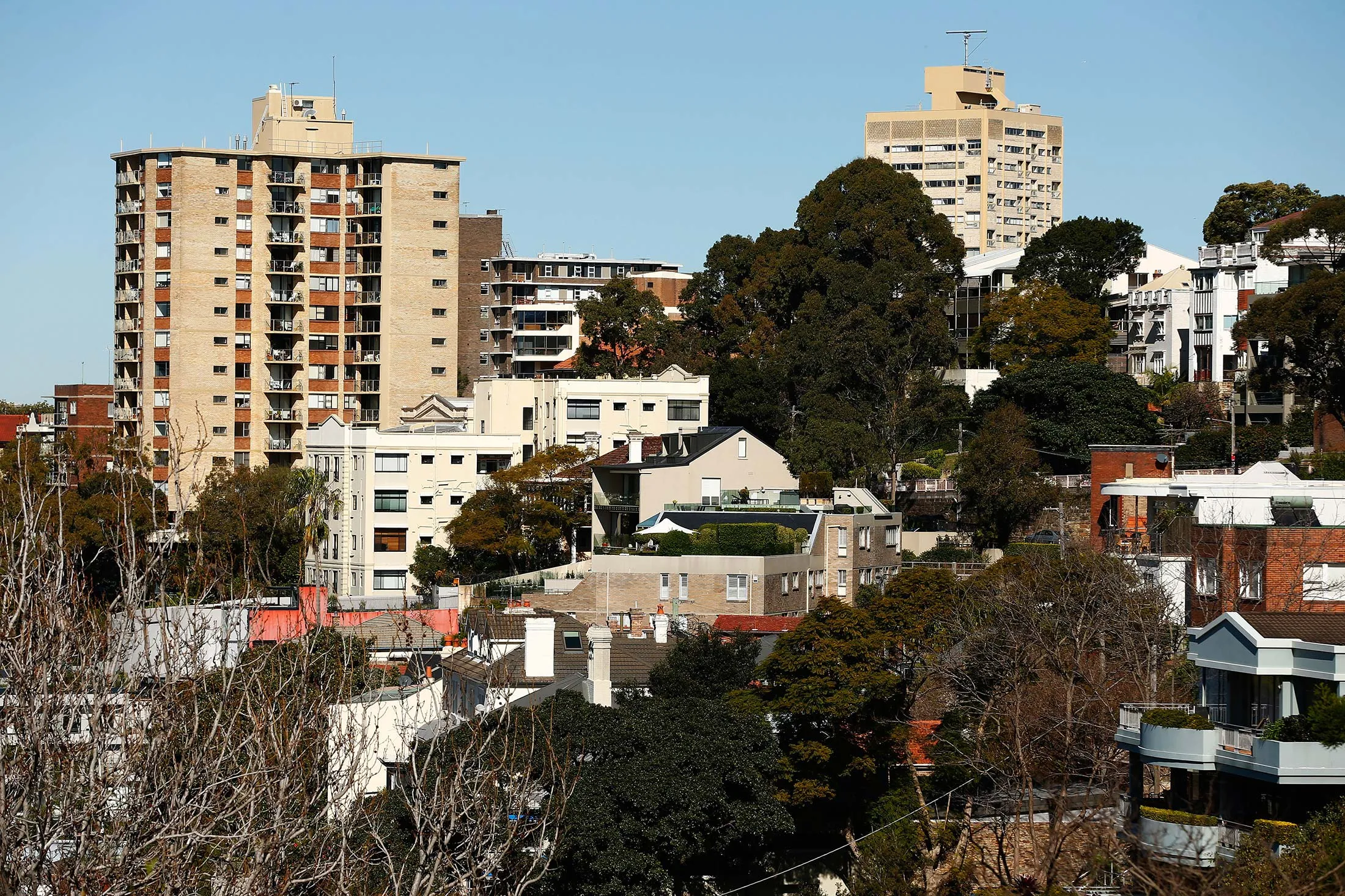 Residential buildings stand in the suburb of McMahons Point in Sydney, Australia, on Thursday, Aug. 11, 2016. Australia's central bank said inflation would remain low and the economy could grow faster, while house-price concerns had cooled, in explaining its decision to cut interest rates for the second time in four months.

