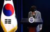 国民向け談話に際して頭を下げる韓国の朴槿恵大統領(11月29日)