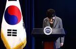 国民向け談話に際して頭を下げる韓国の朴槿恵大統領(11月29日)