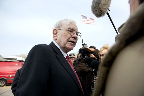 AIG CEO Benmosche Says Buffett’s Remarks on Expansion Strange