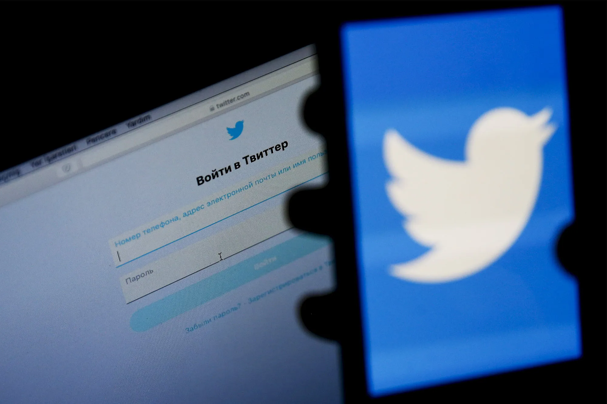 The login page of Twitter is displayed on a computer's screen in Moscow.