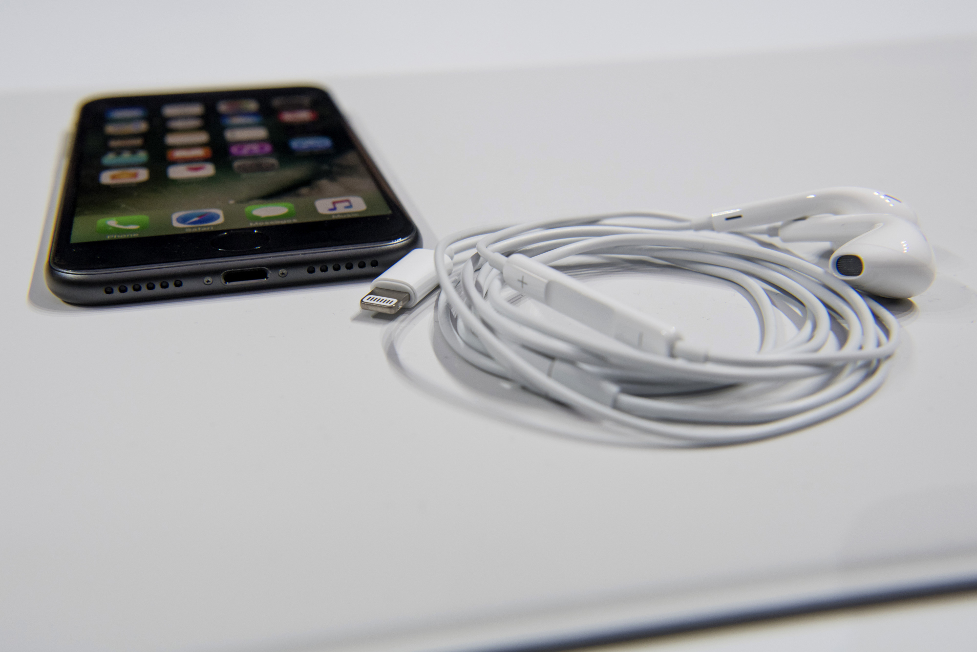 Apple iPhone 15 Pro Features: USB-C Port, New Design, Thinner Bezels -  Bloomberg