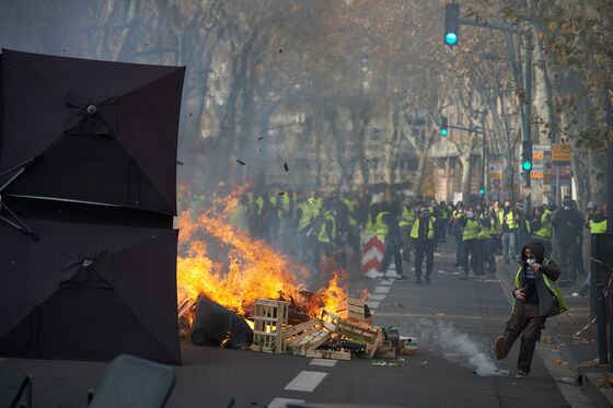 Macron Under Siege as Radicals Hijack the Yellow Vests Movement