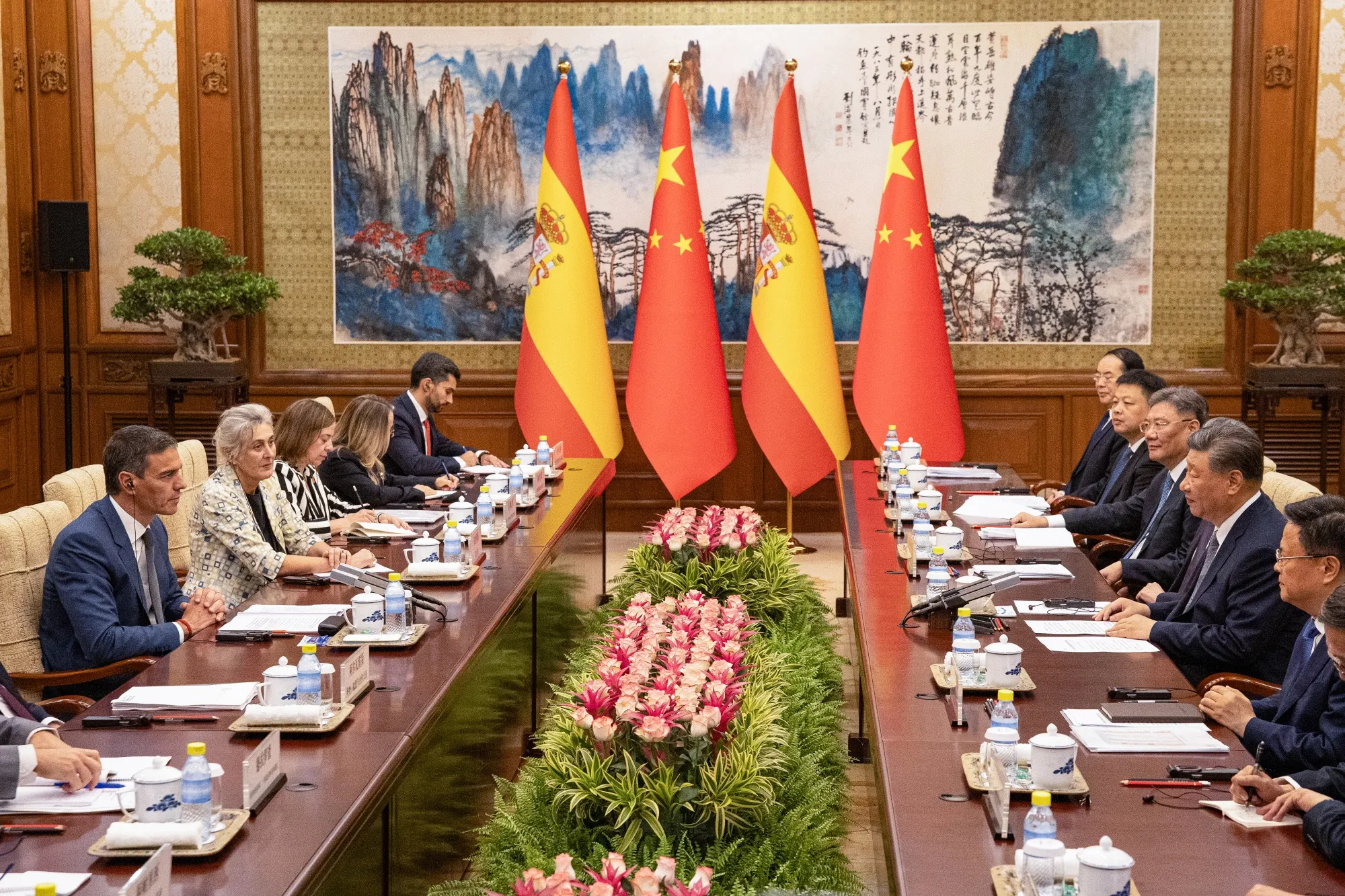 Pedro Sanchez, left, and&nbsp; Xi Jinping meet&nbsp;in Beijing on Sept. 9.