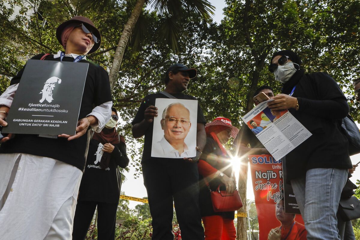 Malaysia Court Defers Ex-PM Najib’s Bid To Get Out Of Jail - Bloomberg