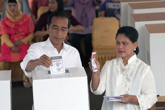 Jokowi Set to Win Second Term in Indonesia Vote, Calls for Unity