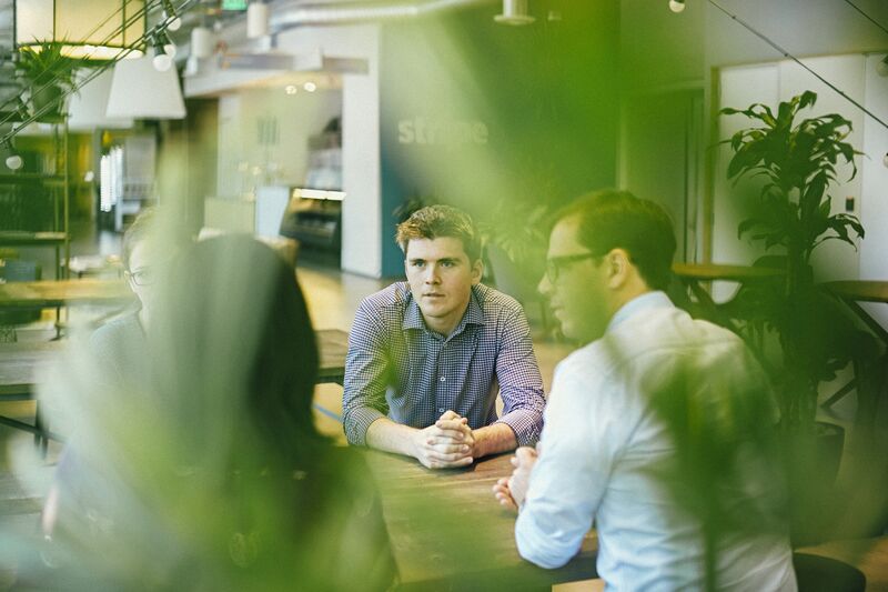 relaciona-se a como dois irmãos transformaram sete linhas de código em uma startup de US $ 9,2 bilhões