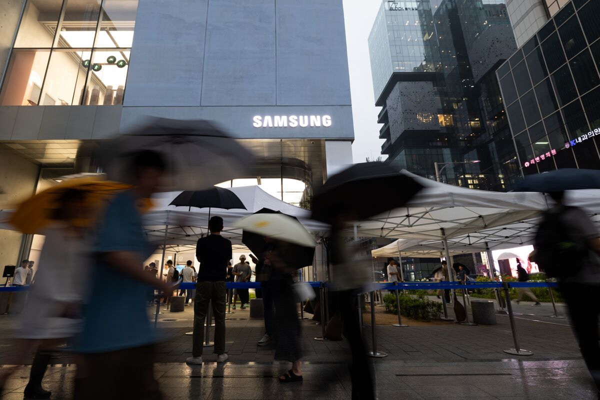 Samsung's Smaller Profit Drop Beats Estimates As Memory Chip Sector ...