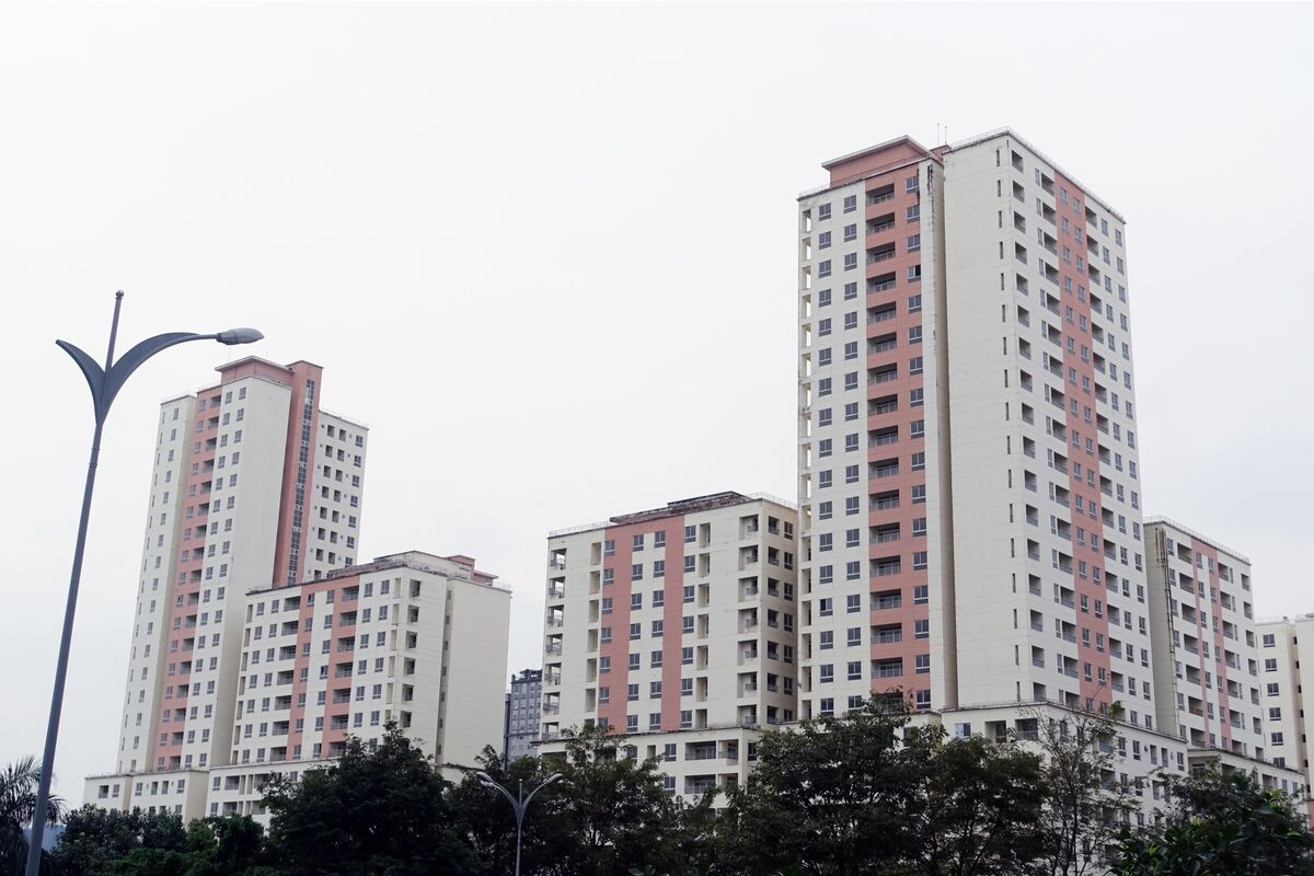 bloomberg.com - Francesca Stevens - Surging Property Prices Draw Bidders for Derelict Vietnam Towers