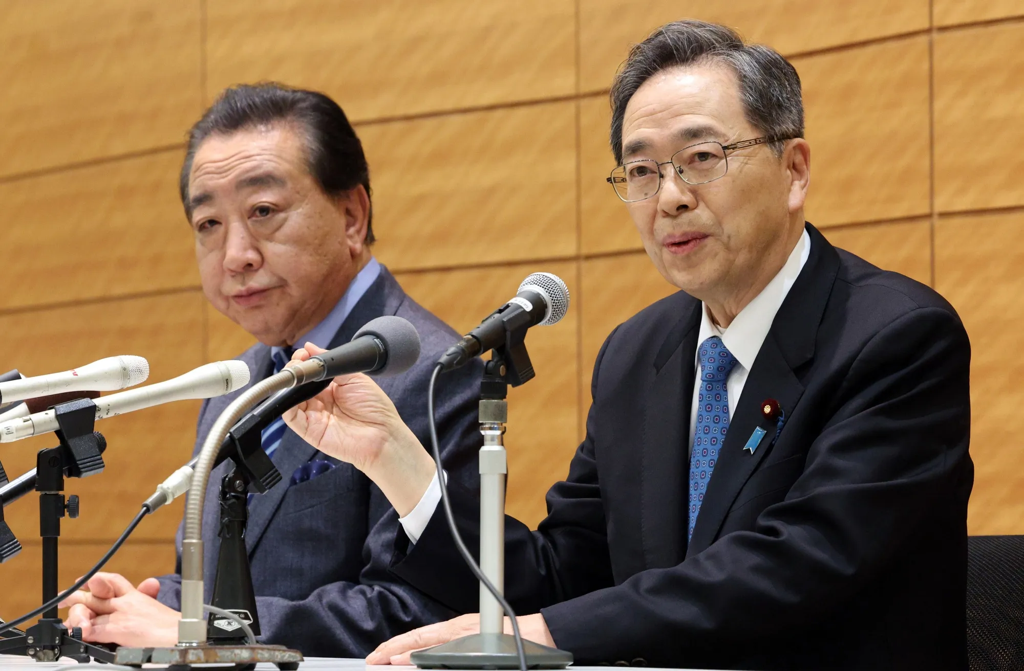 斉藤代表（右）と野田代表（16日、都内）