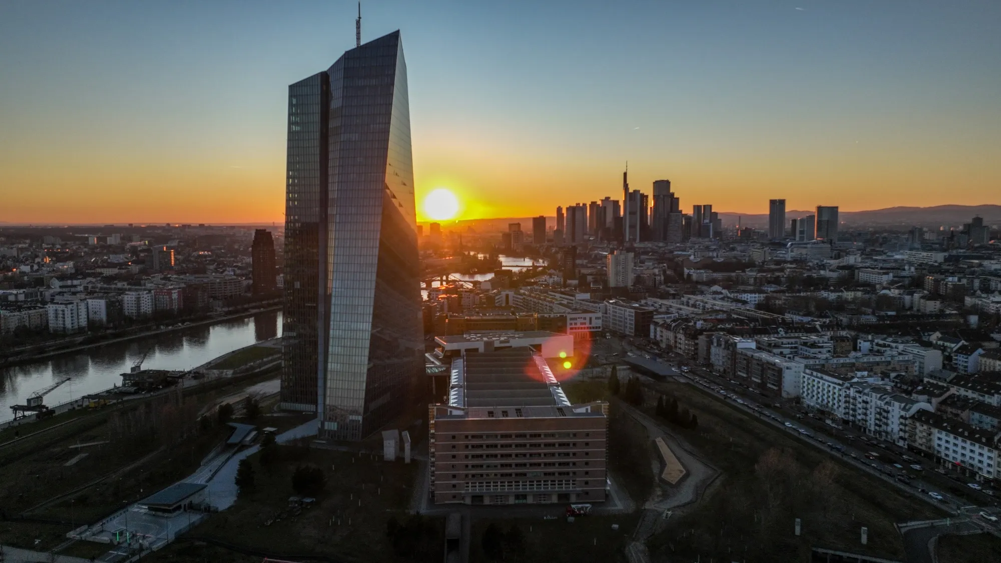 9日の取引では、ECBと英中銀の利上げ見通しが強まった