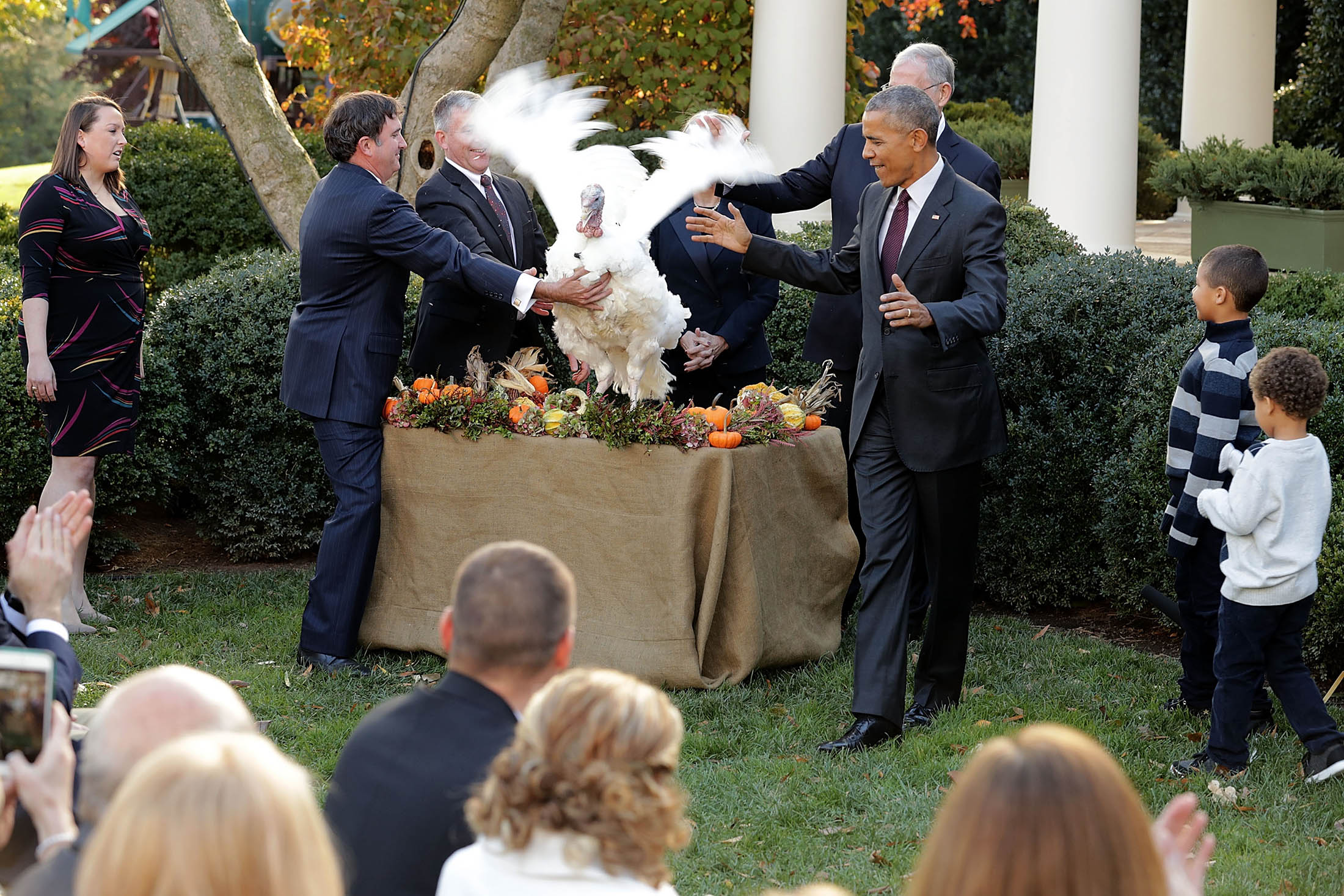 On Thanksgiving, Obama and Trump Find Time for Duties and Dining - Bloomberg