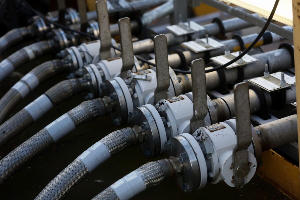 Healey to Scrap UK’s Standing Charges on Gas Bills